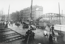 857337 Gezicht op de spoorwegovergang in de Linnaeusstraat te Amsterdam, vanuit het seinhuis Post C, met rechts de voetbrug.